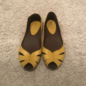 Mossimo mustard yellow flat sandal - size 8M